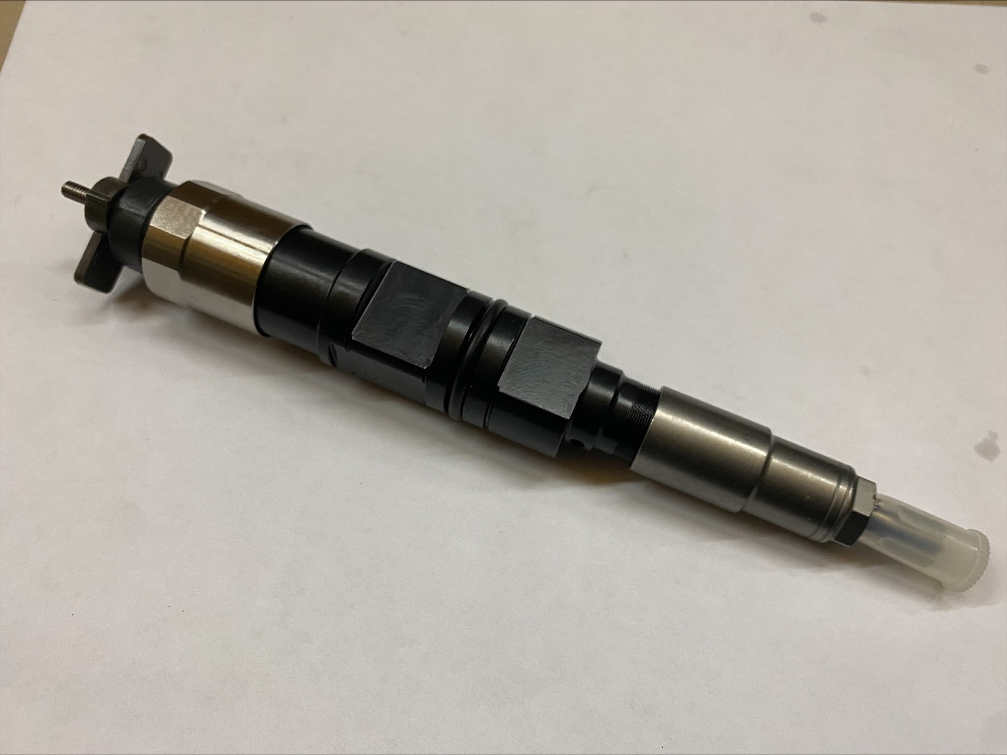 RE546776 Wtryskiwacz do John Deere silnik - 6090